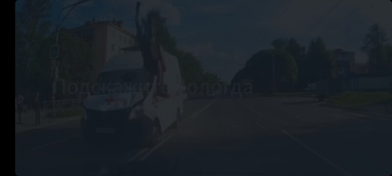 ДТП в Вологде, Скорая сбила курьера и сама же увезла его в больницу