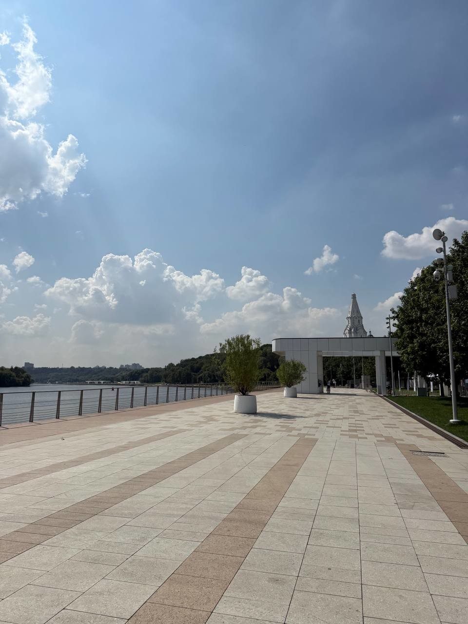 На территории музея-заповедника "Коломенское" открыли новую живописную набережную