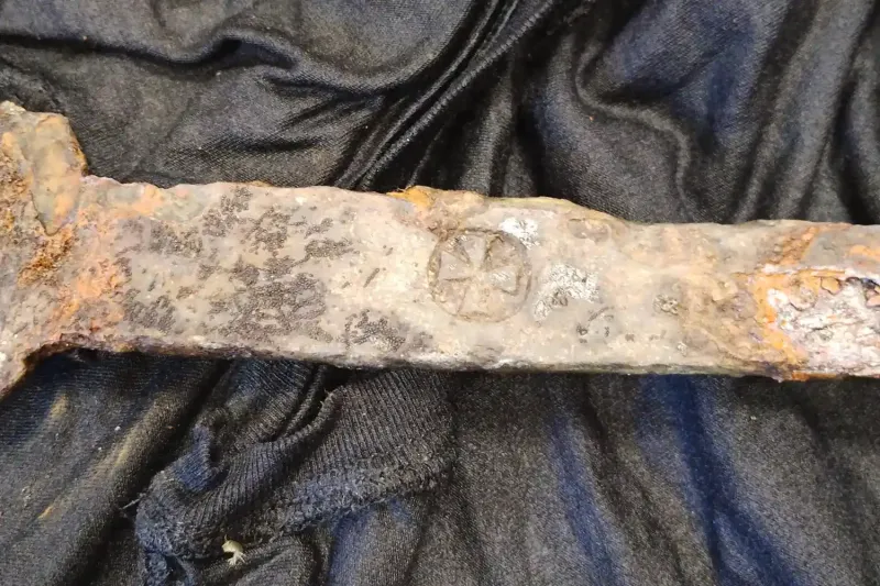 Сенсационная находка: рыбак выловил 700-летний меч