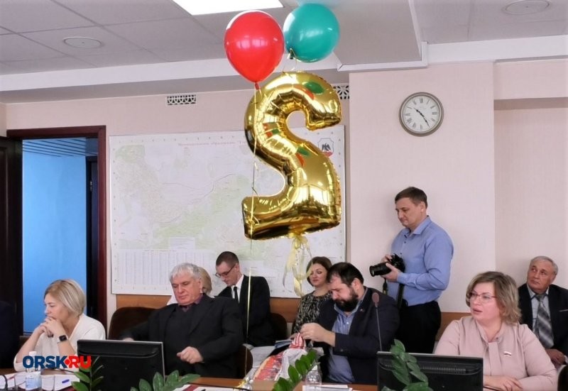 В Орске депутат принёс подгузник на заседание гордумы