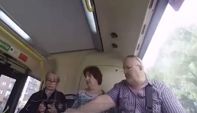 Мужчина ударил контролера в автобусе