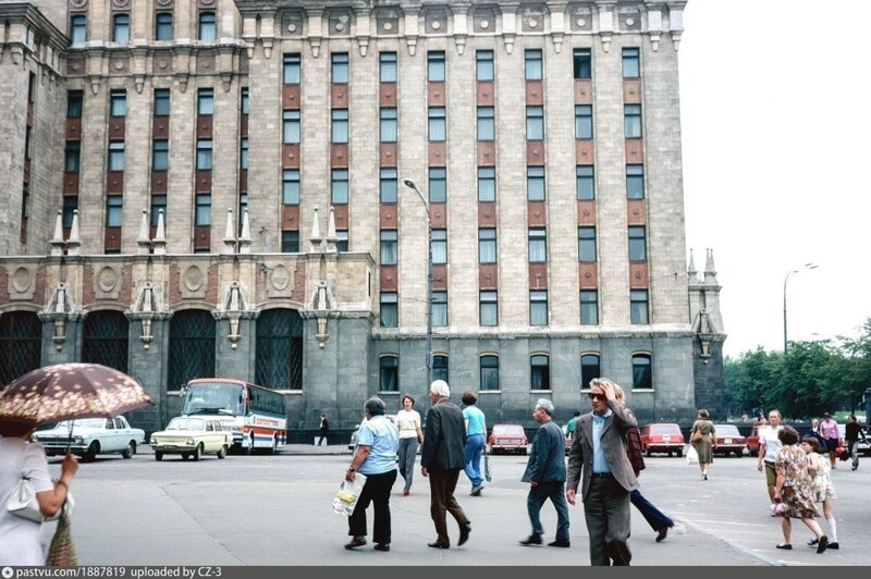 А это - более парадная Москва. Около гостиницы "Ленинградская".