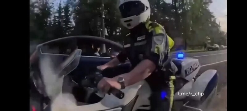 Кадры жесткой остановки питерским мотобатом "Ну зачем так-то?! Я сам бывший гаишник"
