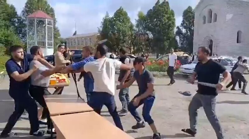 Мужчины устроили драку у храма в Липецкой области