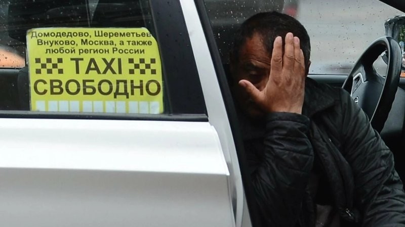 В подмосковных аэропортах начали штрафовать таксистов-зазывал