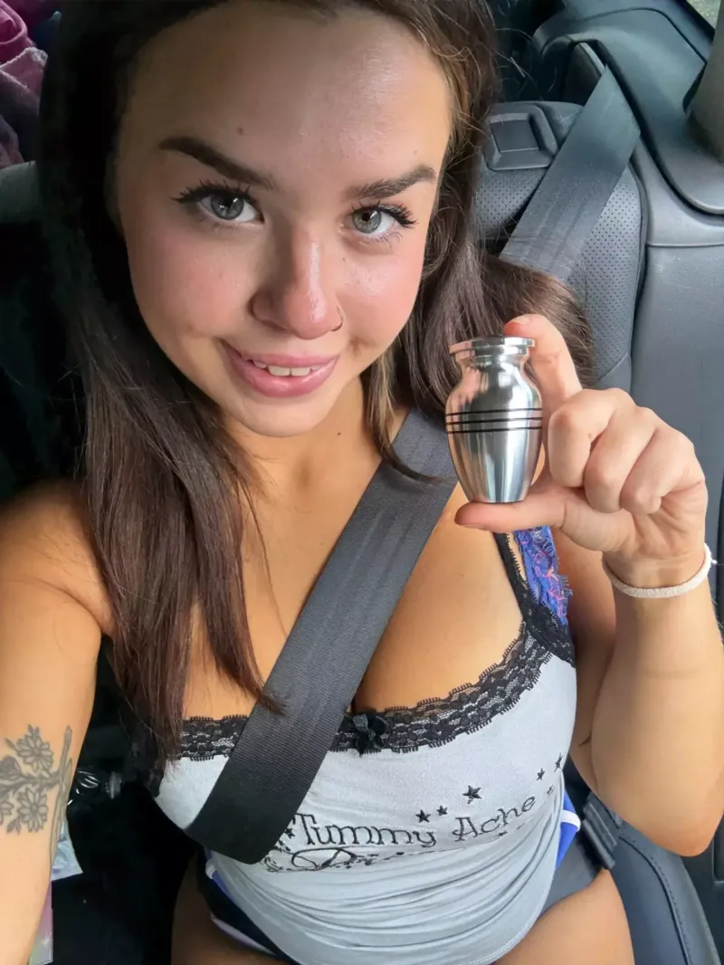 Модель 18+ берёт прах отца на съёмки