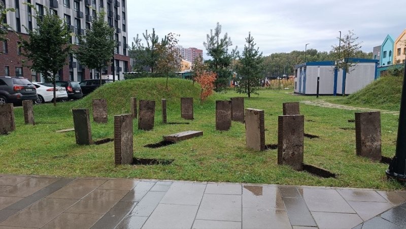 В Новой Москве коммунальщики установили «кладбище» посреди двора