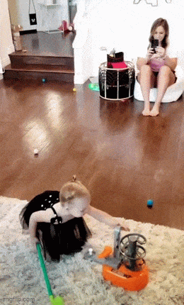 Отвлекла маму от телефона