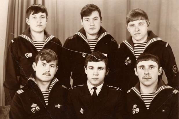 ЛЕЙТЕНАНТ СЕРГЕЙ КУБЫНИН (В ЦЕНТРЕ В НИЖНЕМ РЯДУ) И ЕГО МОРЯКИ-ТОРПЕДИСТЫ. С-179. 1977 ГОД.