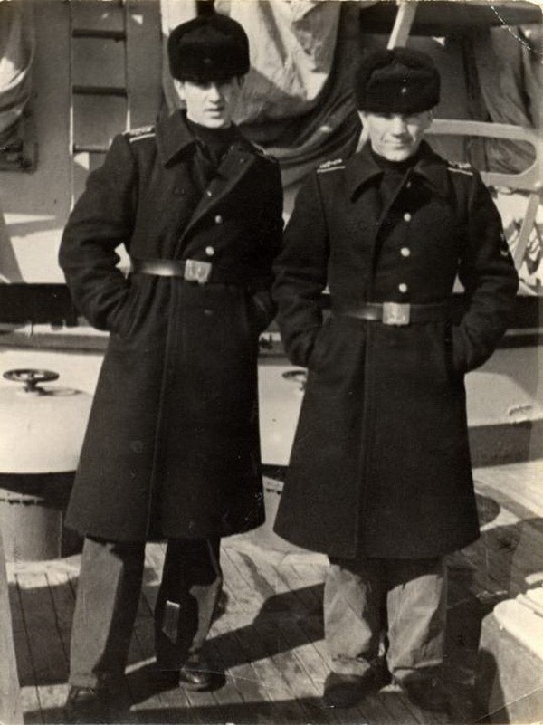 1976 год. Курсанты военно-морского училища Константин Сиденко (слева) и Сергей Кубынин. Первому суждено было стать адмиралом. А второго после ЧП выжили с флота. Фото: Wikimedia Commons