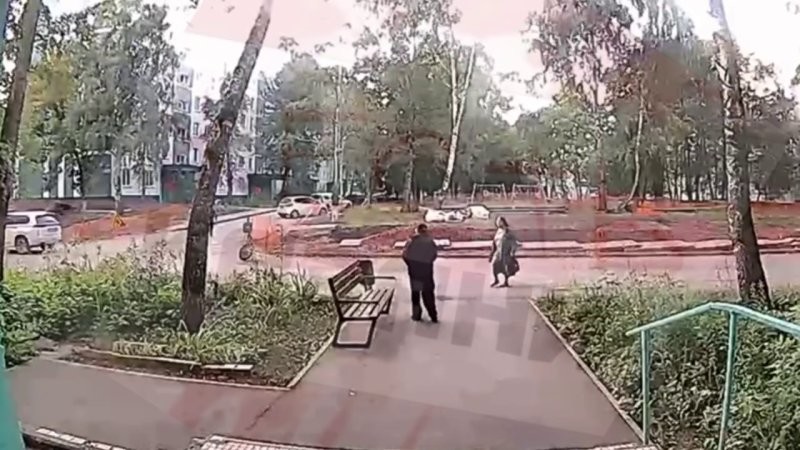 Неадекватная женщина ударила в лицо дедулю инвалида