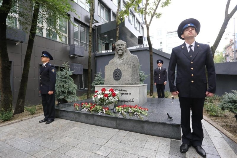 В Омске установили памятник Феликсу Дзержинскому