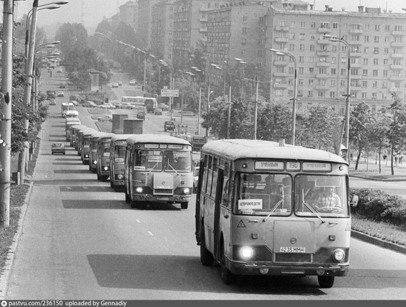 Автобусная колонна из 677 "Лиазов" везёт детей в пионерлагеря. Снимок сделан рядом со станцией метро "Профсоюзная".