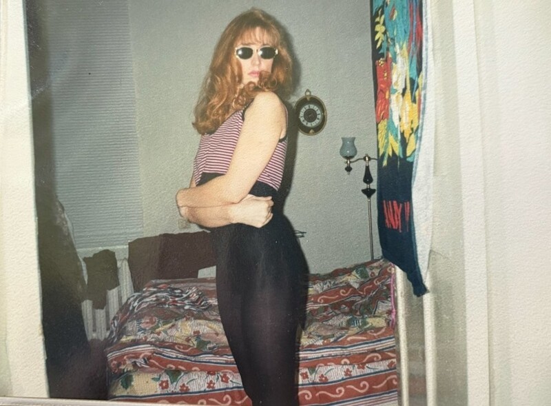 Девушка позирует для фото, 1990-е годы.