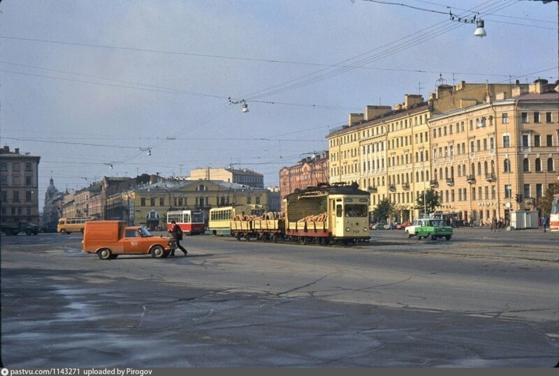 Вот такой, совершенно пустынной, была в те годы площадь Мира (ныне - Сенная).