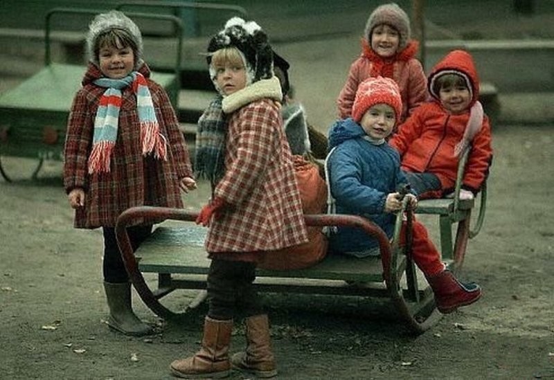 Неужели, мы последнее поколение, которое делали это: приходили к друзьям домой, чтобы позвать гулять, обводили мультики ручкой в газете