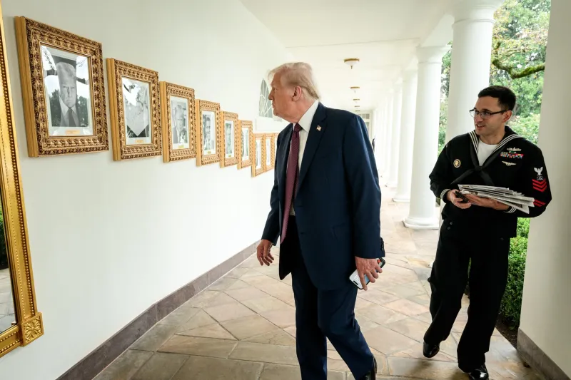 Трамп сменил портрет Байдена на снимок устройства для автоподписи