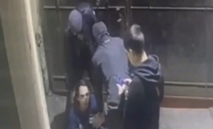 В Петербурге трое налетчиков разбили челюсть мужчине молотком ради 15 тысяч