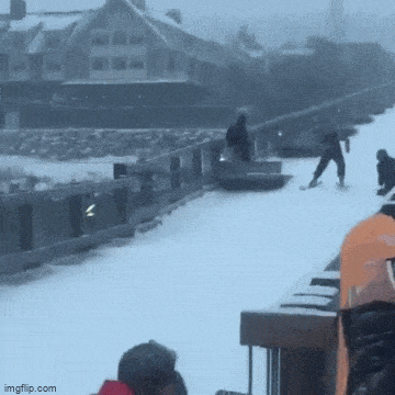 С горы да  в воду