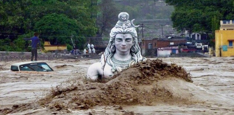 10. Затопленная статуя бога Шивы во время наводнения в водах реки Ганг, 17 июня 2013 г.