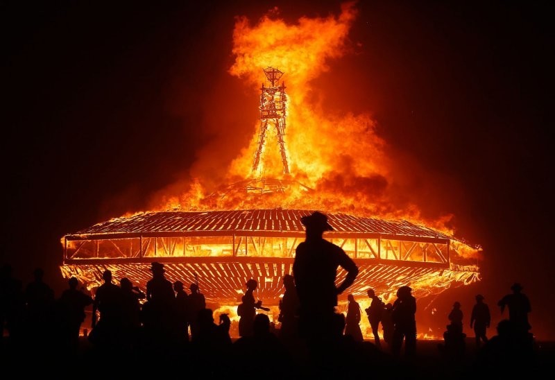 13. Burning Man - фестиваль, ежегодно проходящий в пустыне Блэк-Рок в штате Невада на западе США