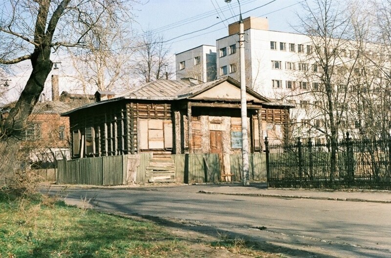Остатки старой Москвы доживают свой век в переулке Павлика Морозова (ныне - Нововаганьковский переулок).