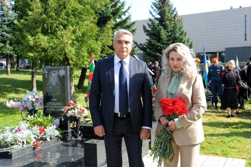 Подполковник Ирина Лобова и Герой России, заместитель Главкома Сухопутных войск генерал Александр Матовников. Фото Анны Ширяевой. 3 сентября 2020 года