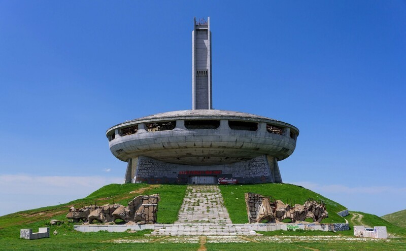 16. "Бузлуджа» — дом-памятник Болгарской коммунистической партии, построенный на пике Бузлуджа в Болгарии