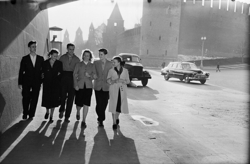 Молодые студенты под Большим Москворецким мостом.