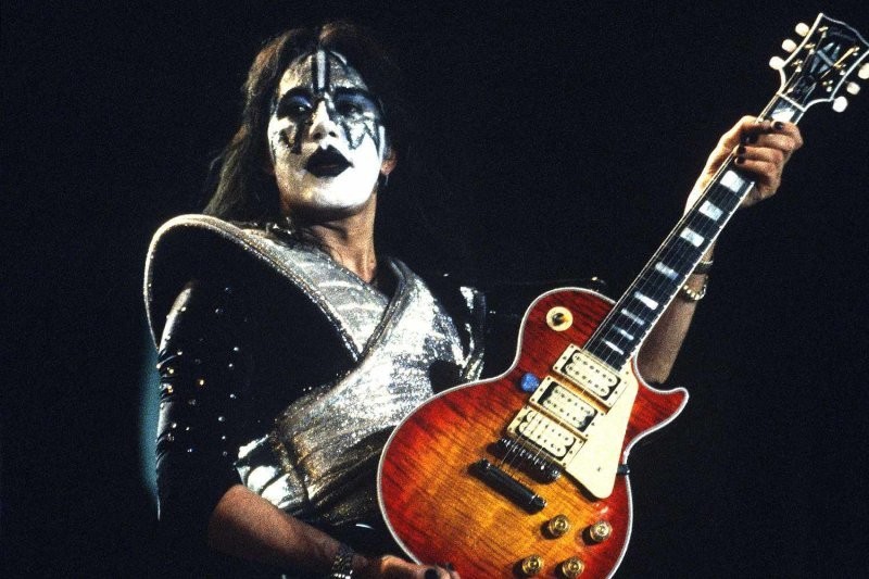 Умер сооснователь группы Kiss гитарист Эйс Фрейли