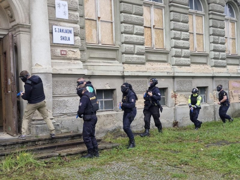 Штурм по ошибке: чешские полицейские "взломали" школу вместо цели учений