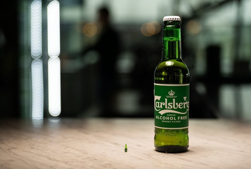 Пивоварня Carlsberg представила бутылку пива размером с рисовое зёрнышко