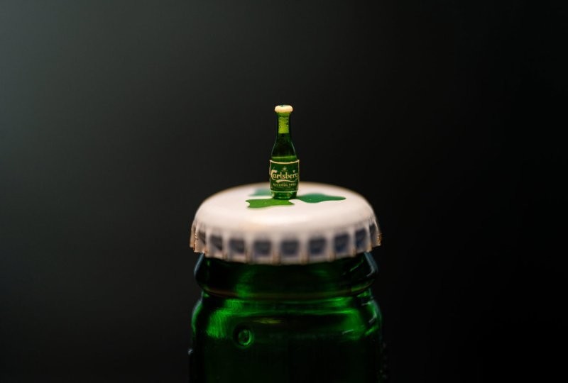 Пивоварня Carlsberg представила бутылку пива размером с рисовое зёрнышко