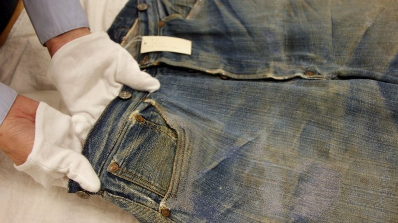 9. Самая старая сохранившаяся пара джинсов Levi's датируется 1879 годом