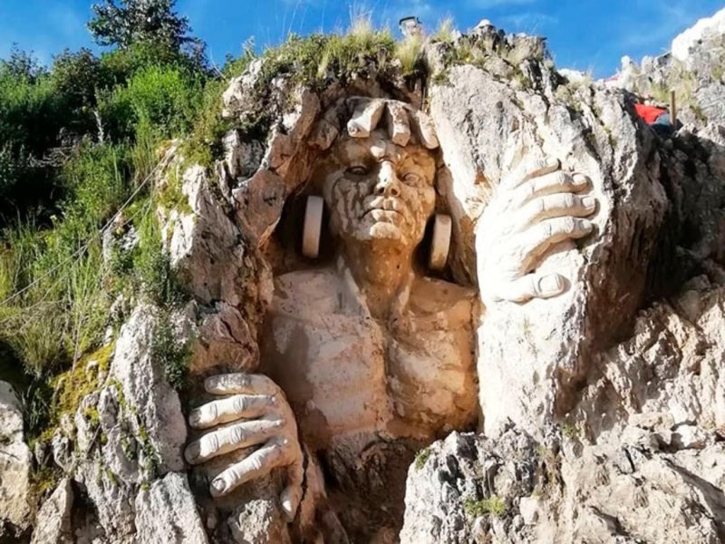 2. Скульптура в скале - бог Солнца Инти, Морада де лос Диосес, Куско, Перу