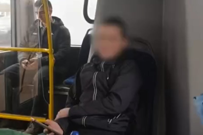 В Петербурге школьники побили пенсионерку в автобусе В Петербурге школьники побили пенсионерку в автобусе