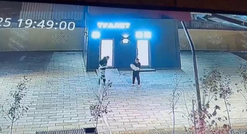 Подростки обмотались туалетной бумагой и били стекла Подростки обмотались туалетной бумагой и били стекла