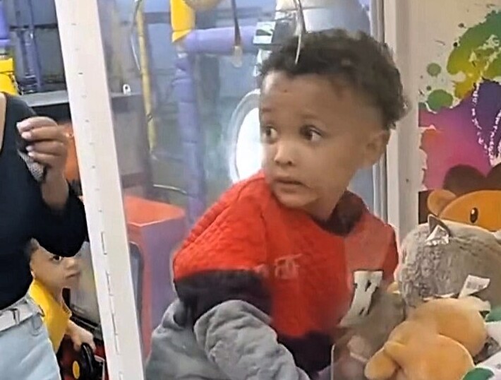 Маленький акробат: 4-летний мальчик застрял в игровом автомате