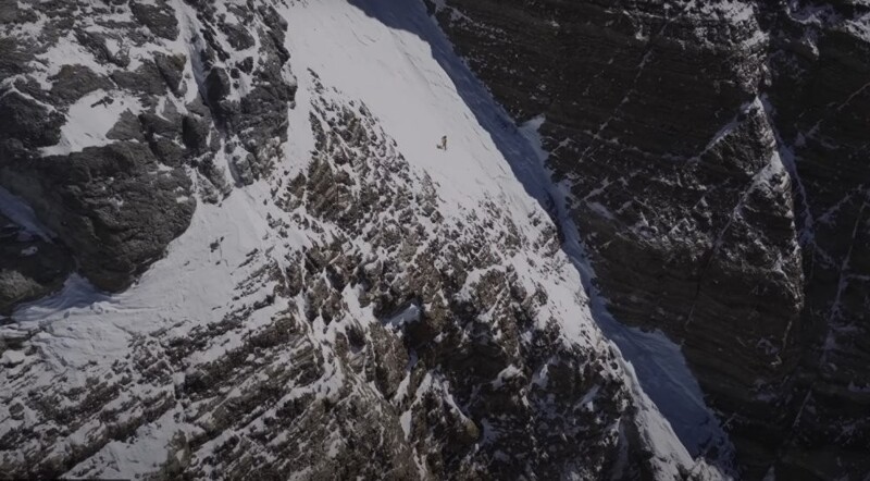 Альпинист первым в истории спустился на лыжах по сложнейшему северному склону Эвереста Альпинист первым в истории спустился на лыжах по сложнейшему северному склону Эвереста