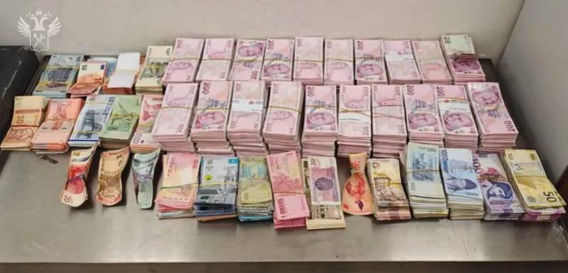 Контрабандист попытался сбежать от таможенников в аэропорту Шереметьево Контрабандист попытался сбежать от таможенников в аэропорту Шереметьево