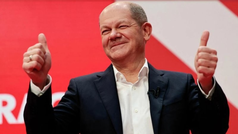 Где-то в сторонке смеётся один Шольц: - Немецкая экономика - это так смешно Где-то в сторонке смеётся один Шольц: - Немецкая экономика - это так смешно