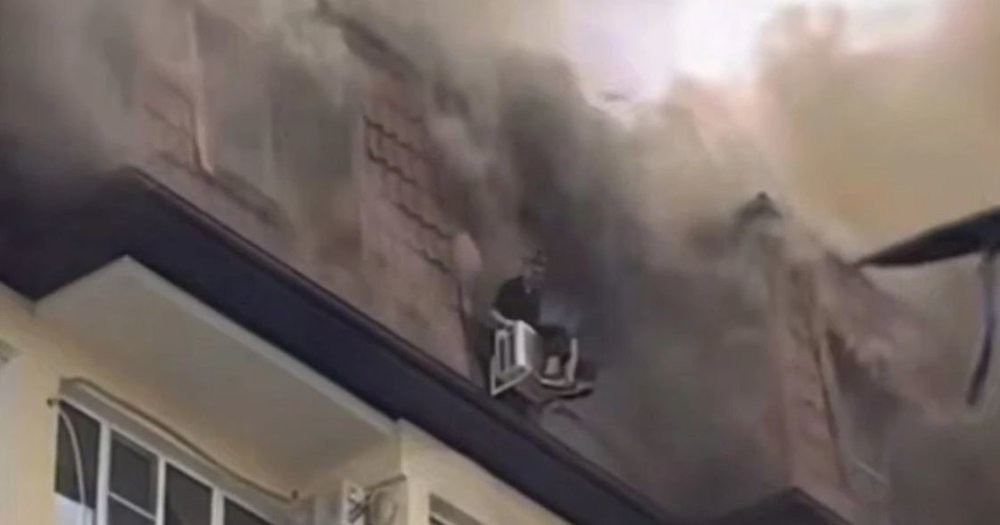 В Сочи девушка чудом спаслась от пожара, забравшись на кондиционер В Сочи девушка чудом спаслась от пожара, забравшись на кондиционер