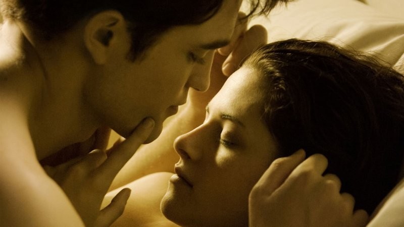 «Неловко», «унизительно», «отвратительно»: 6 звёзд, которые честно рассказали о своих ощущениях на съёмках постельных сцен