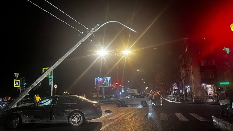 ДТП в Санкт-Петербурге "Даже столб нагнулся посмотреть"