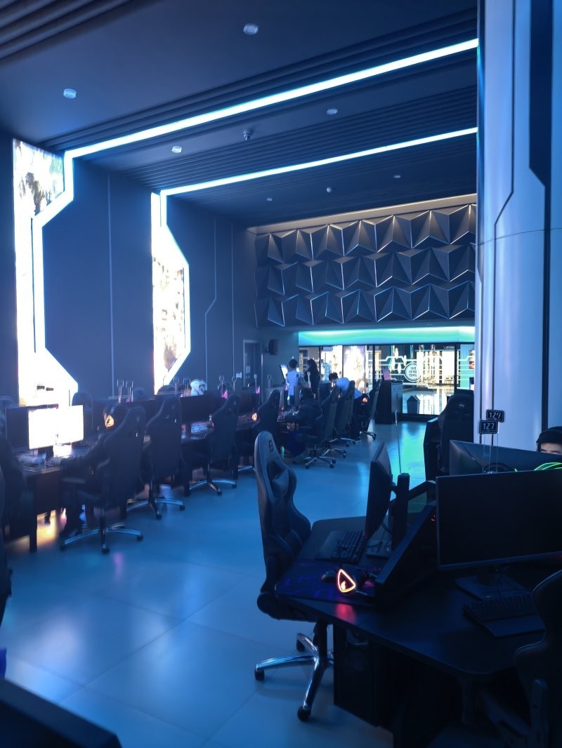 Блогер показала компьютерный клуб в Северной Корее, в котором можно поиграть в Dota 2