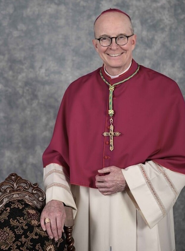 Католическая школа в Пенсильвании отметила Хэллоуин, использовав для оформления копию ворот в Аушвиц