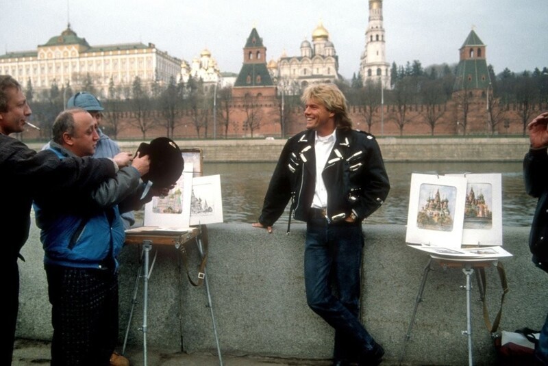 Москву солист группы "Modern Talking" Дитер Болен. Судя по широченной улыбке, Дитеру в Москве очень даже нравится.