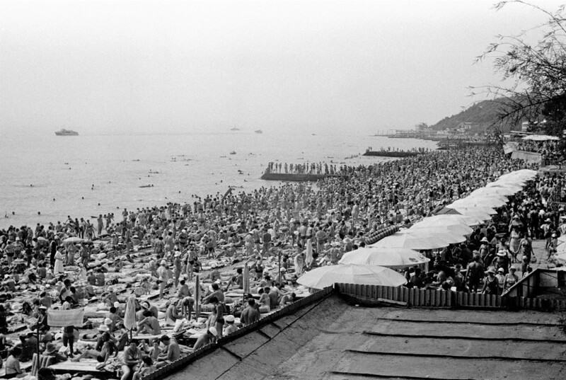 А вот на городском пляже города Ялта обстановка куда более располагает к тесному контакту. 