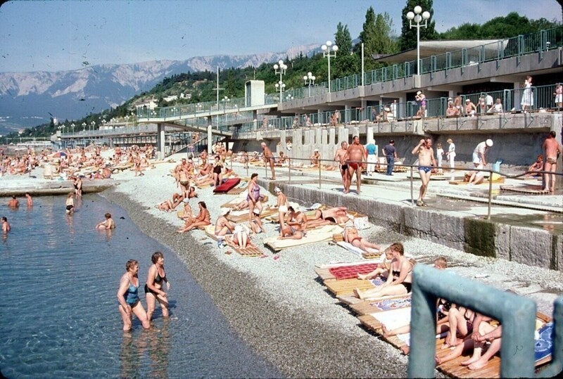 Пляж принадлежит гостиницы Ялта-Интурист, поэтому даже не смотря на жаркие летние деньки, есть куда прилечь.