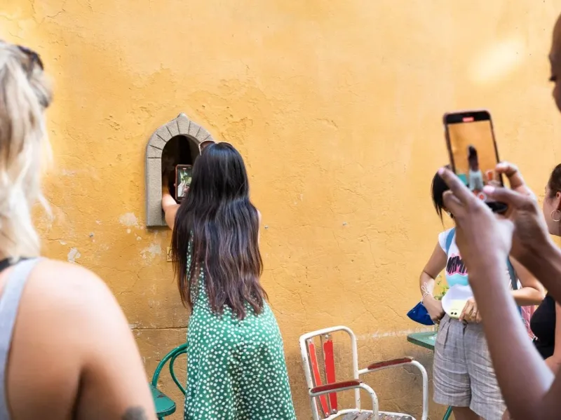 Как во Флоренции торговали вином сквозь стены